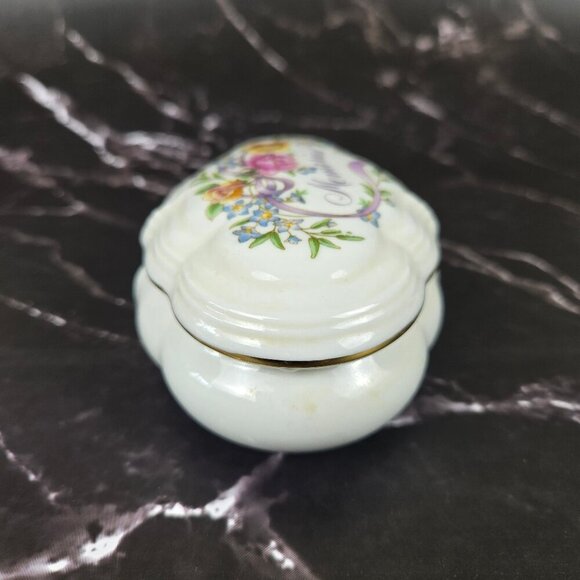 Vintage Avon 1983 Musical Trinket Box "Memories are for Sharing" Porcelain WORKS - Picture 6 of 13